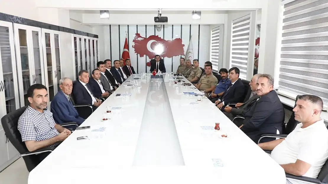 Vali Ahmet Karakaya, Hizan İlçesi'nde Vatandaşlarla Buluştu