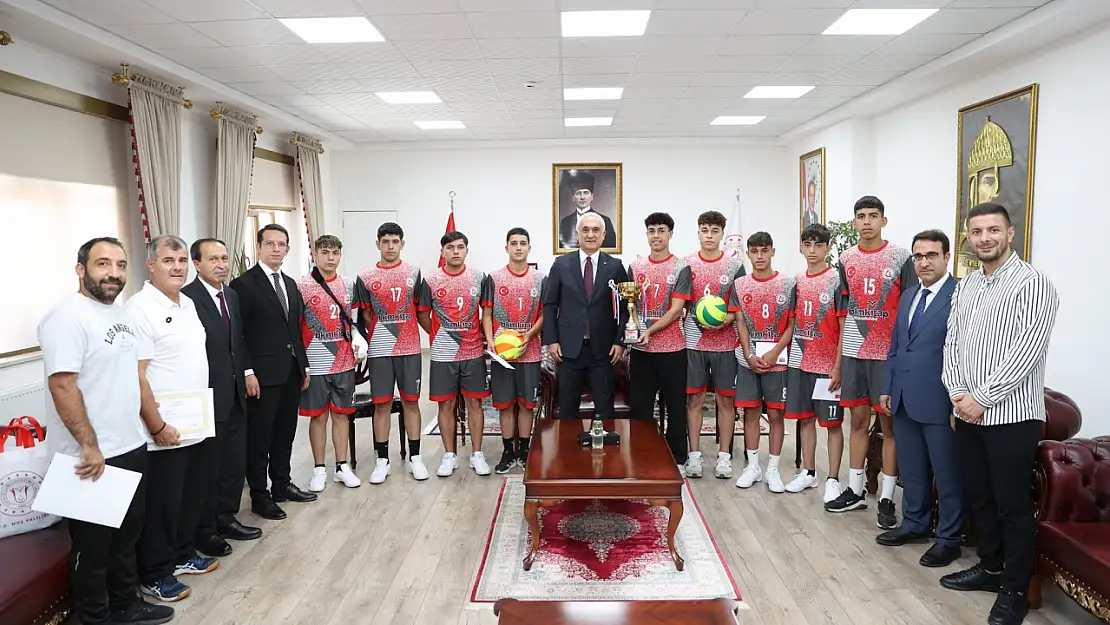 Vali Avni Çakır, Türkiye Şampiyonu Çocuk Voleybol Takımını Tebrik Etti