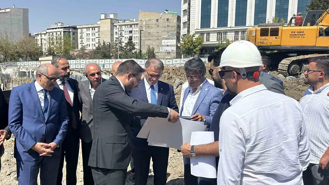 Vali Balcı, depremde yıkılan Hazreti Ömer Camii'nin yeniden inşasını yerinde inceledi