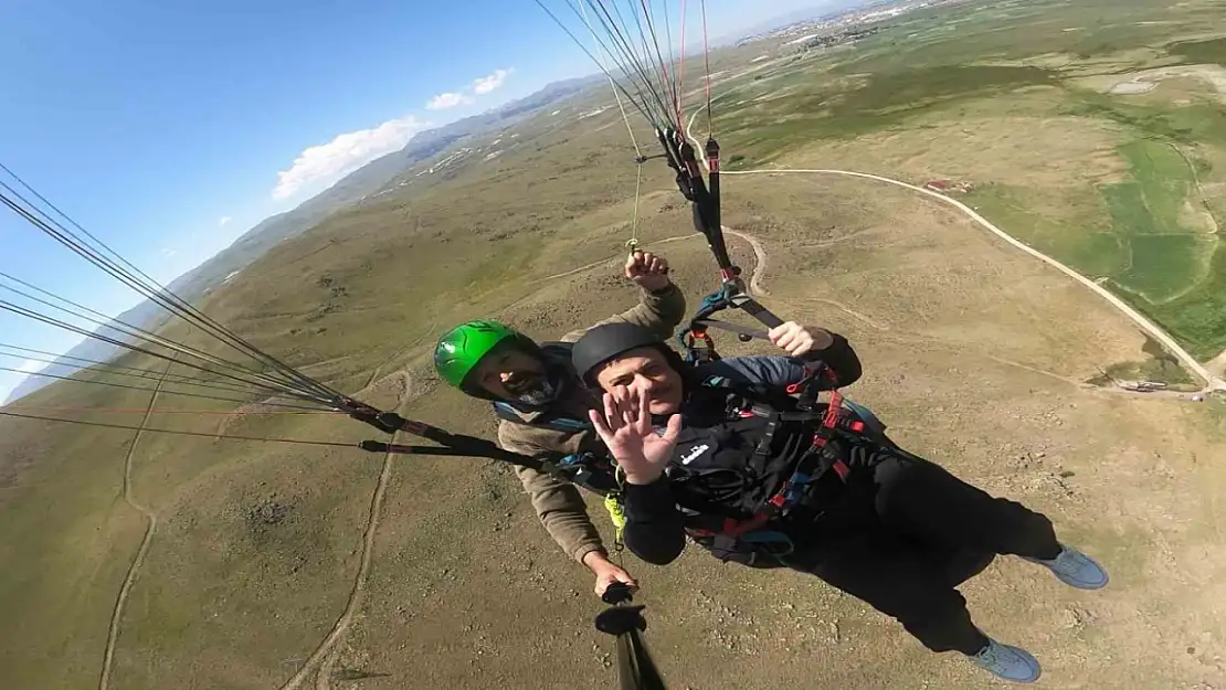 Vali Çiftçi, Erzurum'da yamaç paraşütüyle zirveden ovaya süzüldü, yükseklik korkusunu yendi!
