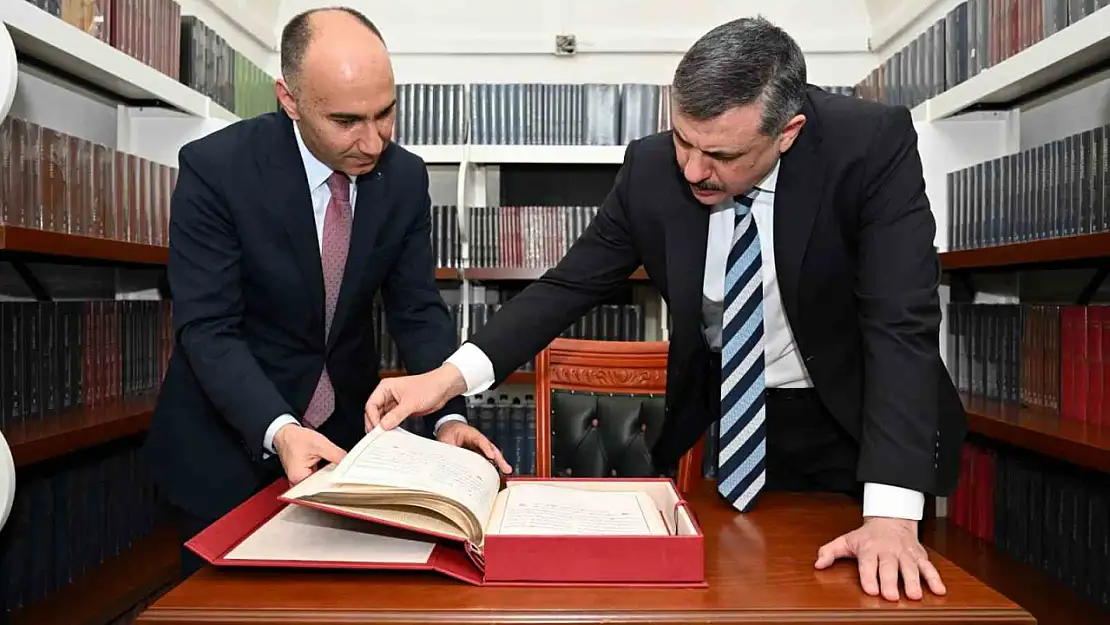 Vali Çiftçi, Erzurum Yazma Eser Kütüphanesi'ni ziyaret etti, tarihi koleksiyonları inceledi