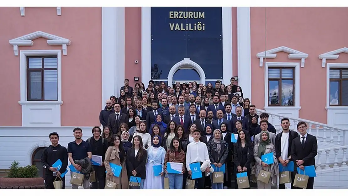 Vali Çiftçi, Palandöken Ekonomi Forumu'na Katılan ETÜ Öğrencilerine Jest Yaptı