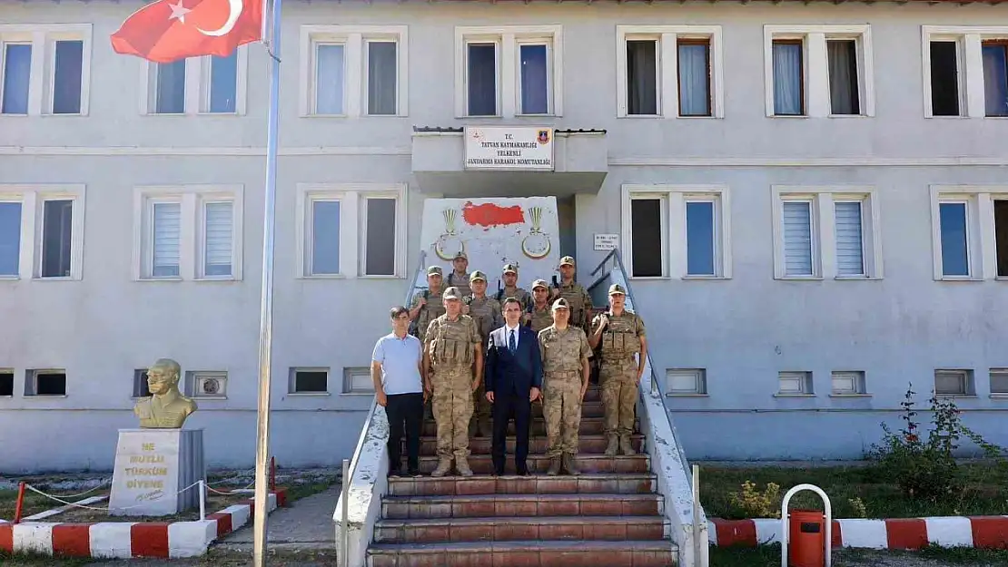 Vali Karakaya Tatvan'da köyleri ziyaret etti, altyapı yatırımları ve güvenlik güçlerine teşekkür etti