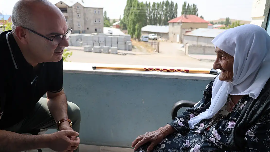 Vali Koç, asırlık çınar Asiye ninenin hayır duasını aldı