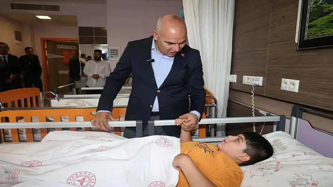 Vali Koç, Eleşkirt'te çocukların sevincini paylaştı
