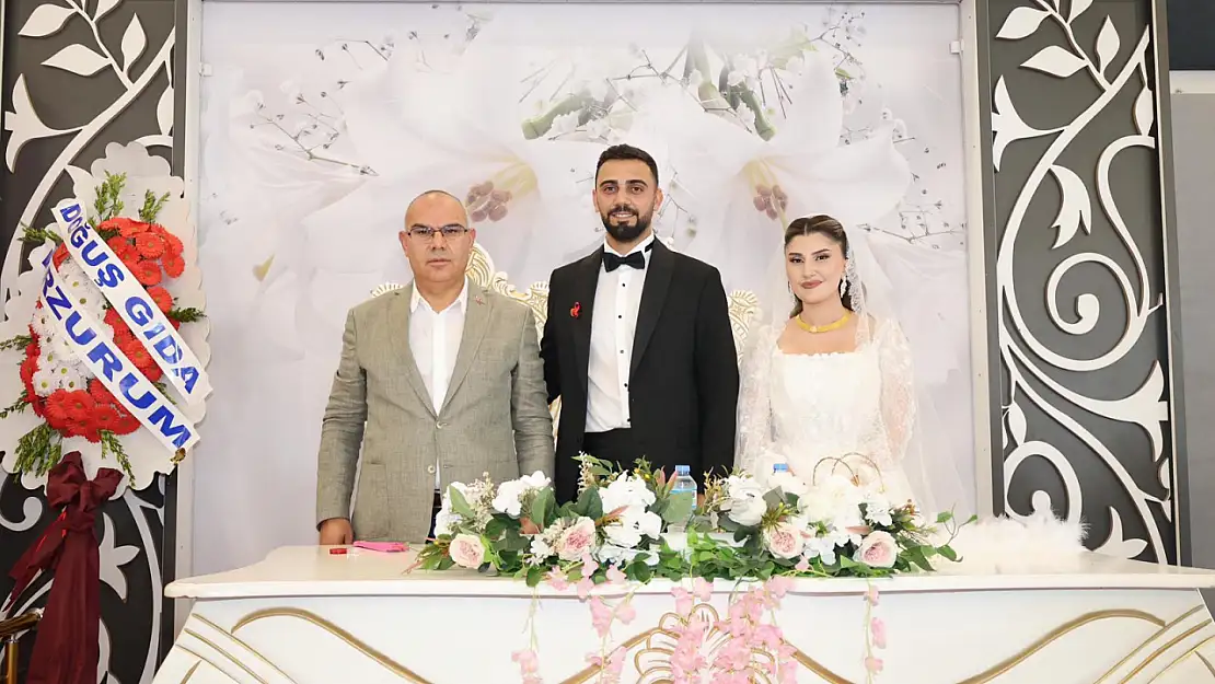 Vali Koç, genç çiftin mutluluğuna ortak oldu