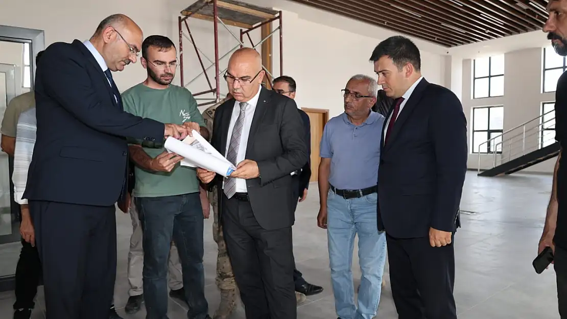Vali Koç, Patnos'ta yapımı devam eden modern kütüphaneyi inceledi
