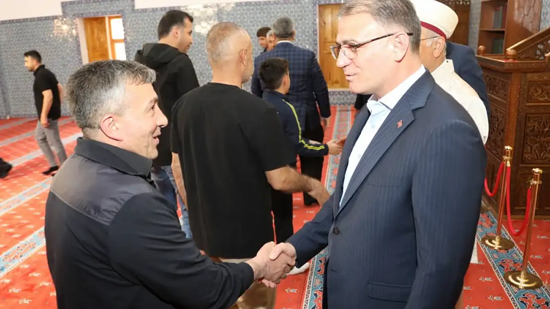 Vali Ozan Balcı, Bayram Namazını Tarihi Hüsrevpaşa Camii'nde Kıldı
