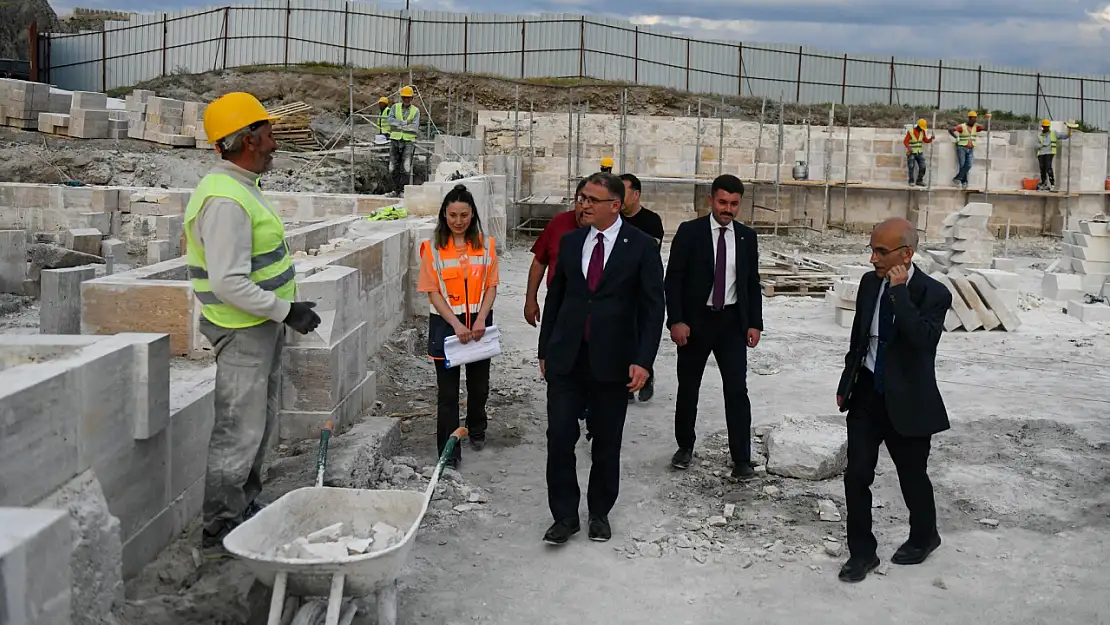 Vali Ozan Balcı, Eski Van Şehri'ndeki 750 Yıllık Ulu Cami Restorasyonunu İnceledi