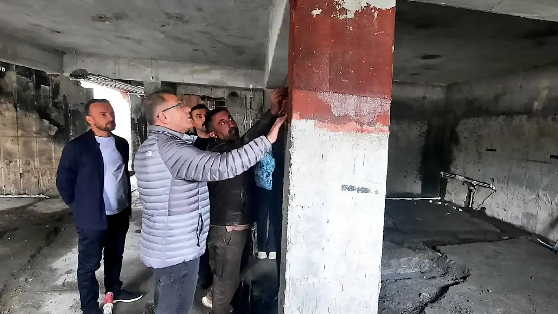 Vali Polat, Çıldır Gölü'ndeki Kütük Ev inşaatını inceledi turizm potansiyeline dikkat çekti.