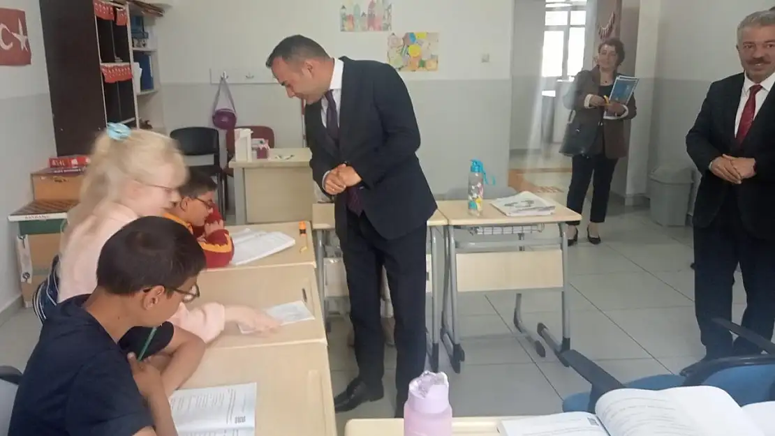 Vali Yardımcısı Çelik, Görme Engelliler Okulu'nda Öğrencilerin Sorunlarını Dinledi