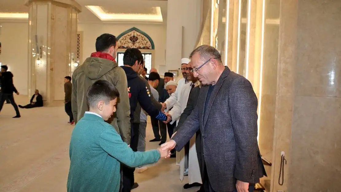 Vali Ziya Polat, Bayram Namazının Ardından Vatandaşlarla Bayramlaştı