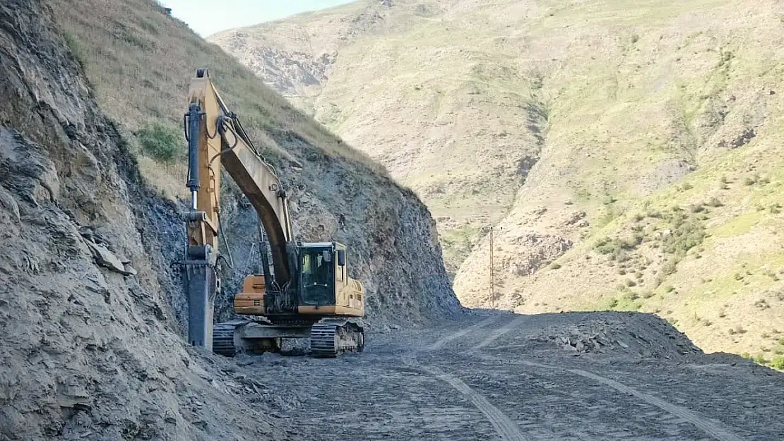 Van Büyükşehir Belediyesi Kırsalda Yol ve Tarım Destek Çalışmalarını Sürdürüyor
