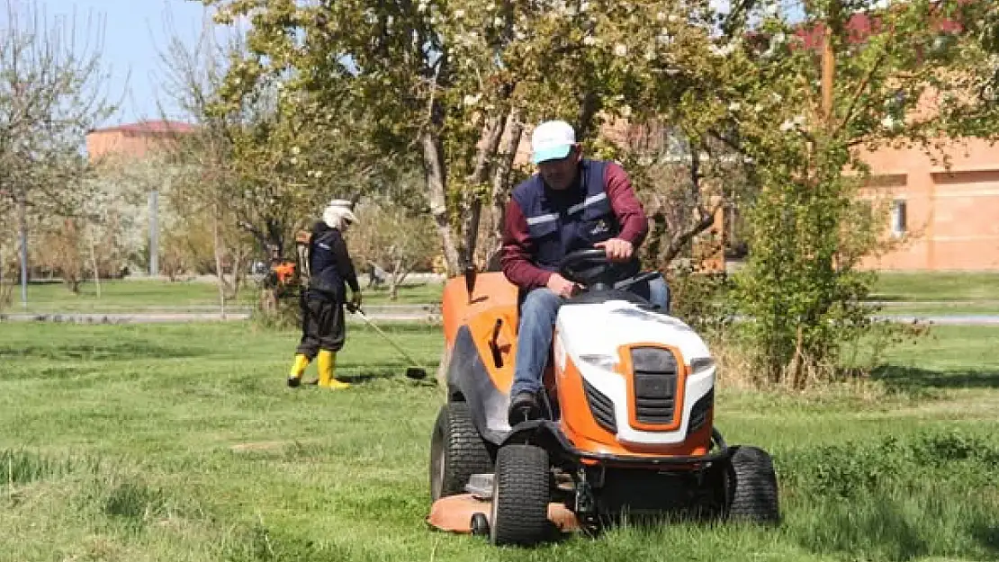 Van Büyükşehir Belediyesi Parklarda Çim Biçme ve Çevre Düzenleme Çalışmalarına Başladı