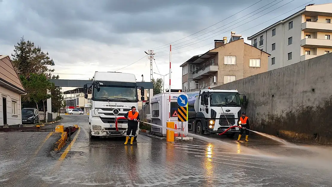 Van Büyükşehir Belediyesi Temiz Bir Kent İçin Durmaksızın Çalışıyor