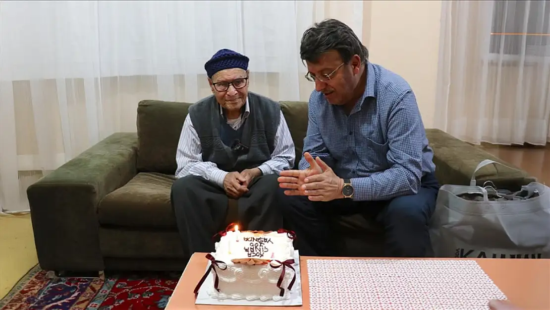 Van'da 100 yaşındaki Nebi Önay'a sürpriz doğum günü partisi düzenlendi