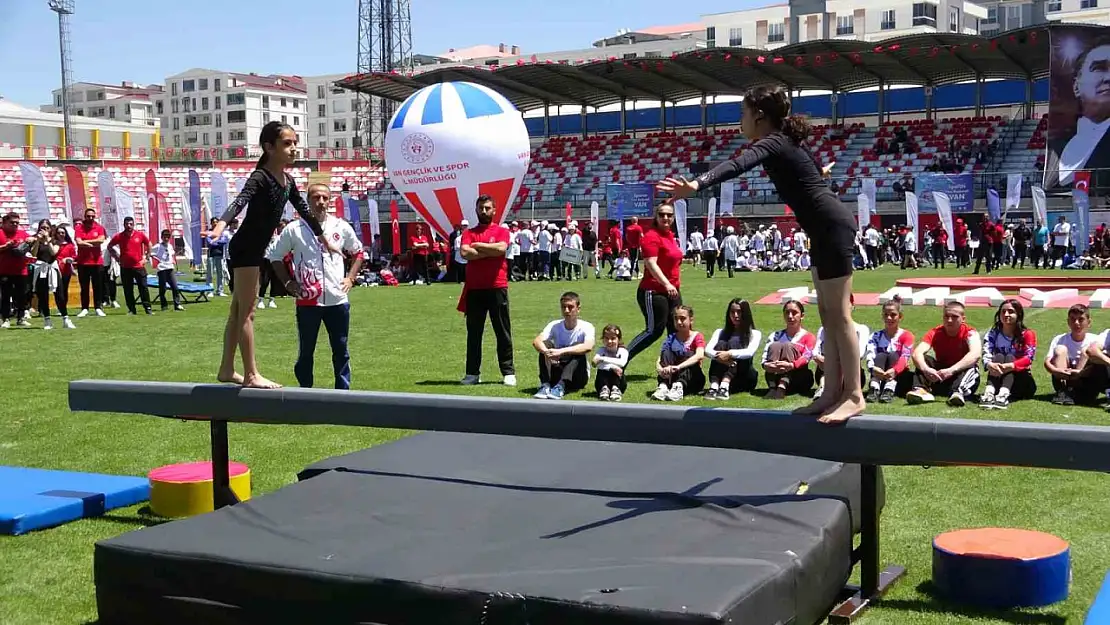 Van'da 19 Mayıs Bayramı coşkuyla kutlandı, gençlik ve spor etkinlikleriyle renkli anlar yaşandı