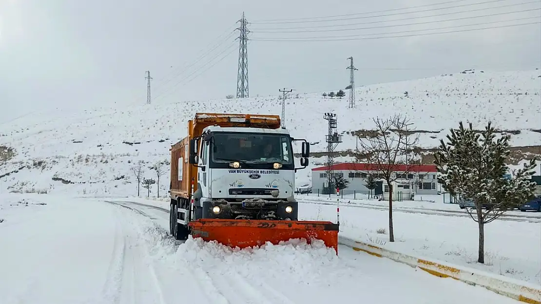 Van'da 28 yerleşim yerinin yolu ulaşıma açıldı