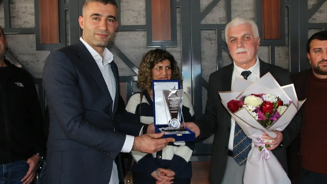 Van'da 43 yıllık eğitim çınarı Hamdi Toprak'a duygusal veda