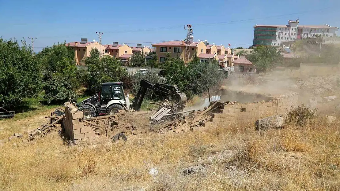 Van'da ahır ve metruk yapılar yıkılıyor, halk sağlığı için çalışmalar hız kazanıyor
