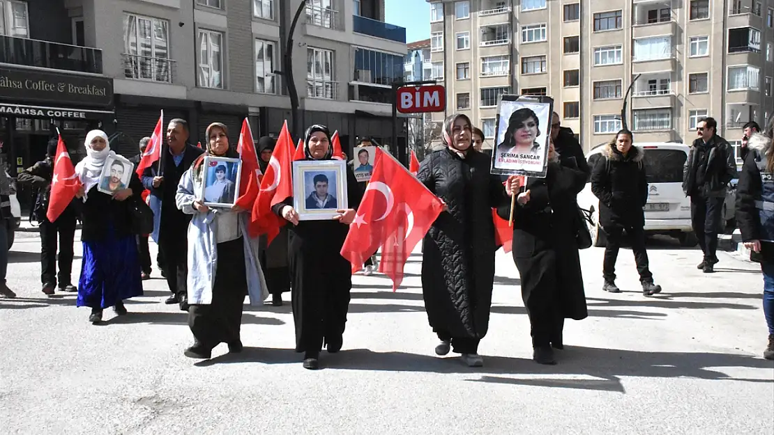 Van'da ailelerin DEM Parti önündeki evlat nöbeti sürüyor