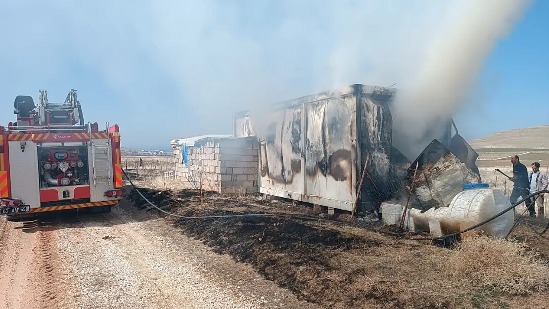 Van'da alevler mahalleliyi paniğe sevk etti