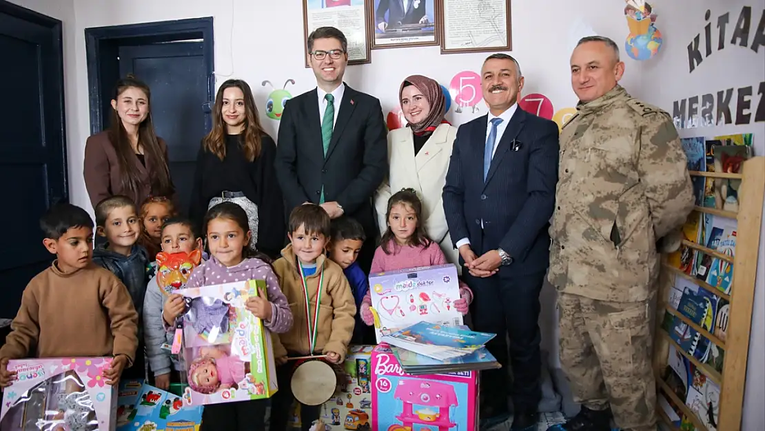 Van'da ana sınıfı açılışıyla gündeme gelen minikler karne hediyeleriyle sevindi