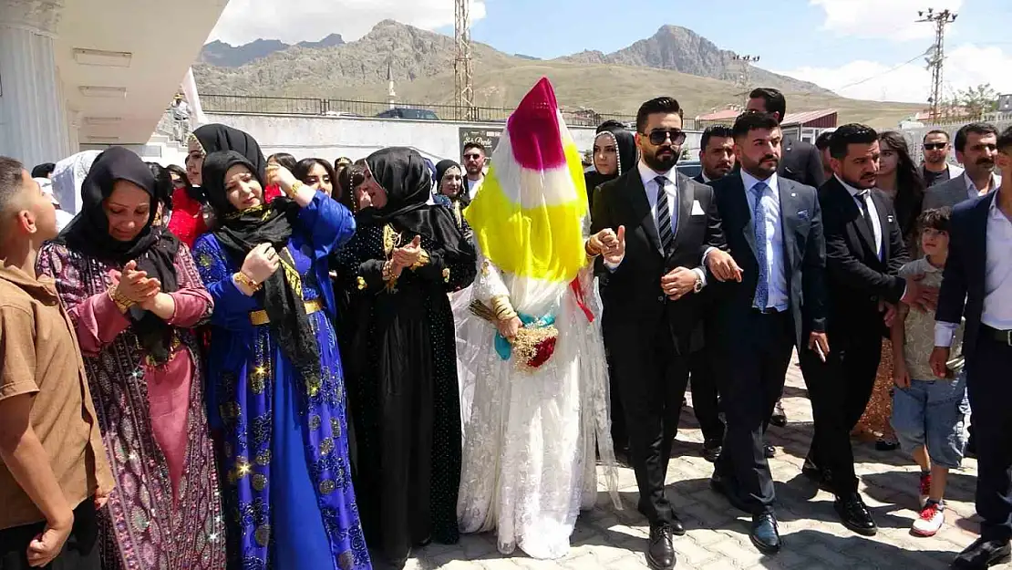 Van'da Aşiret Düğününde Paralar Zarfla Sandığa Atıldı, Geleneğin Kaldırılması Önerildi