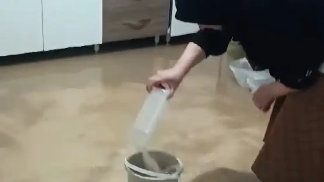 Van'da belediyenin altyapı çalışması sonrası evleri lağım suyu bastı