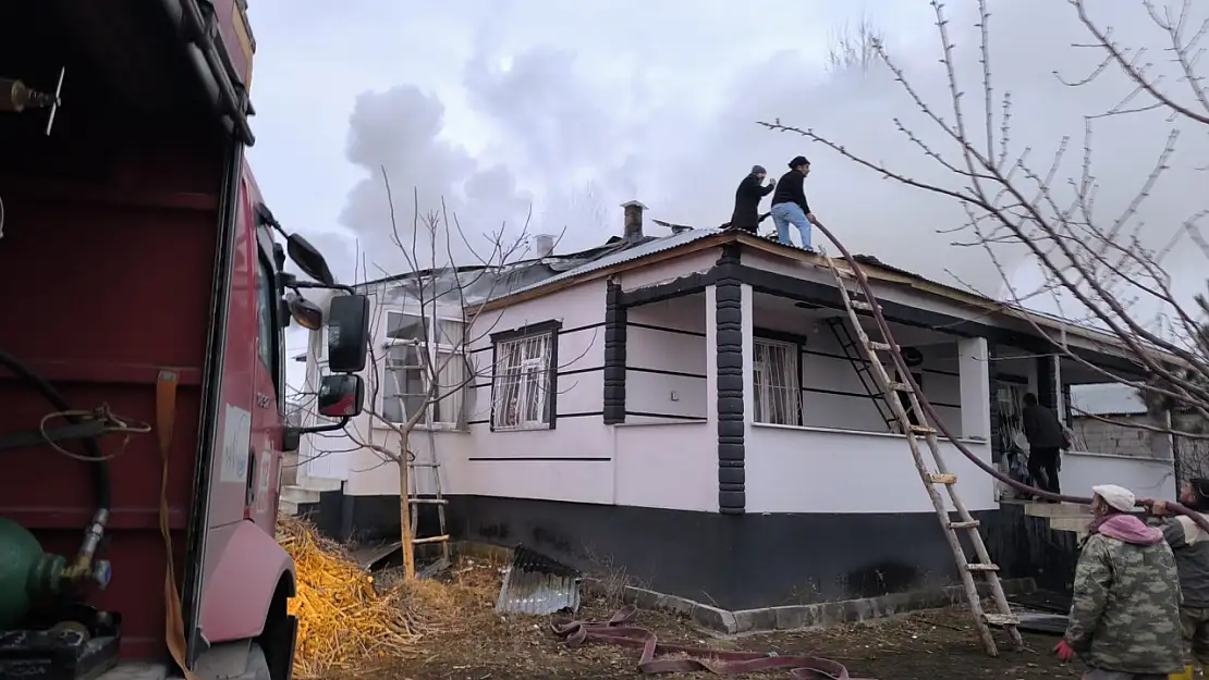 Van'da çatı ve kazan dairesinde çıkan yangın korkuttu