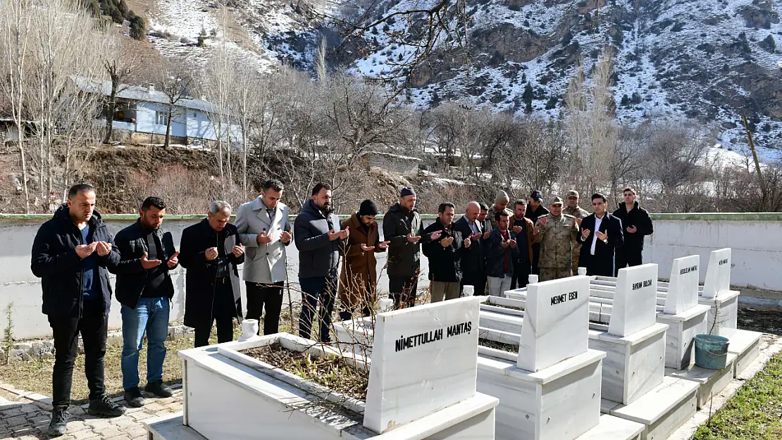 Van'da çığ faciası şehitleri mezarı başında anıldı