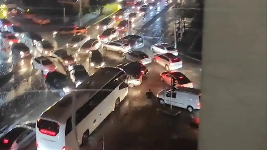 Van'da elektrik kesintisine üniversite öğrencisi çözüm buldu, trafiği düdükle yönetti!