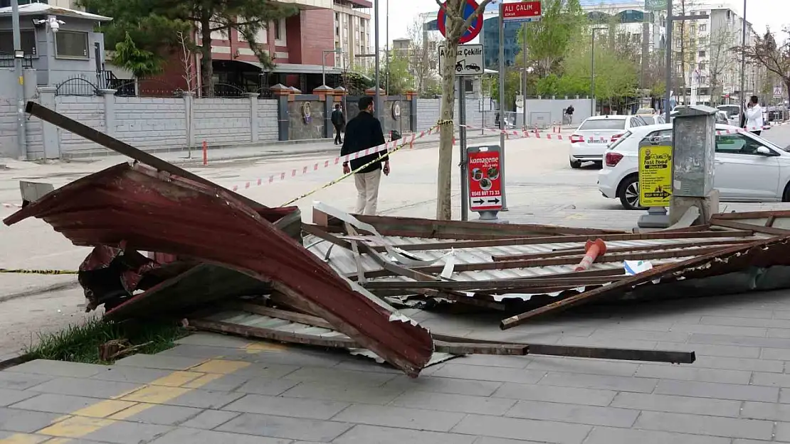 Van'da etkili olan fırtına çatıları uçurdu, ağaçları devirdi