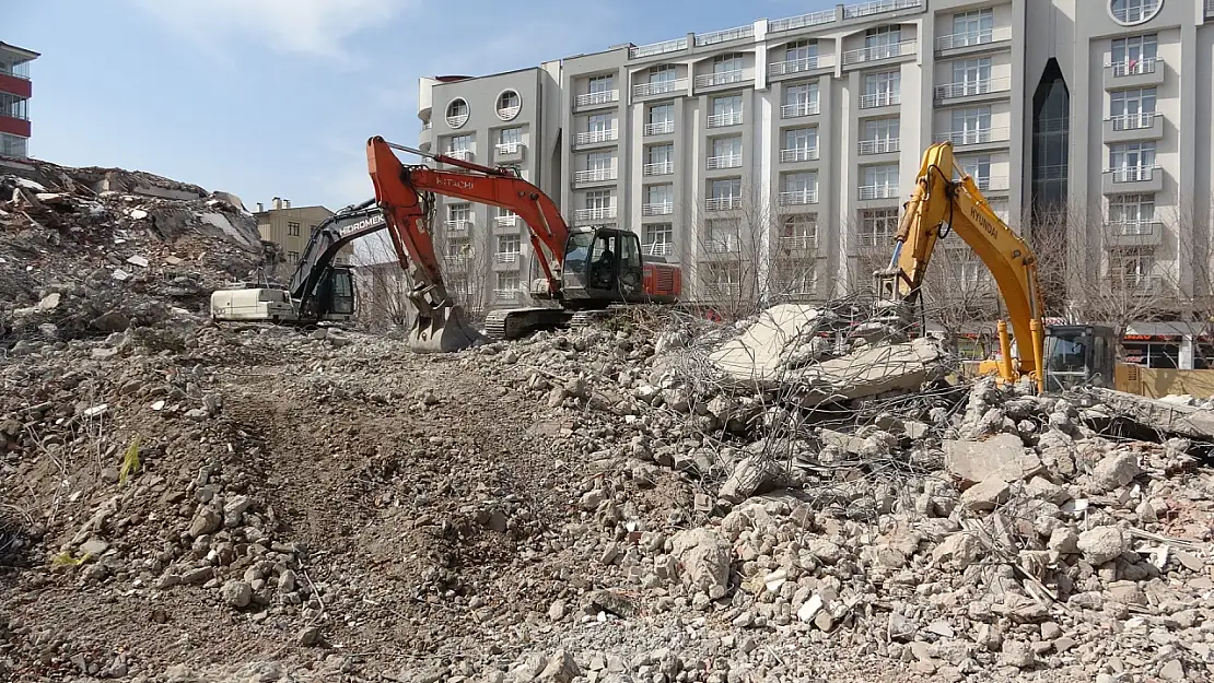 Van'da hasarlı binalar yıkılıyor