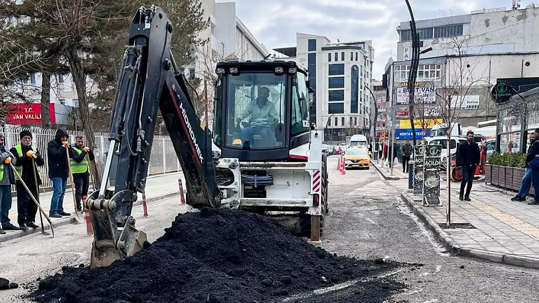 Van'da hem altyapı hem de karla mücadele çalışmaları sürüyor