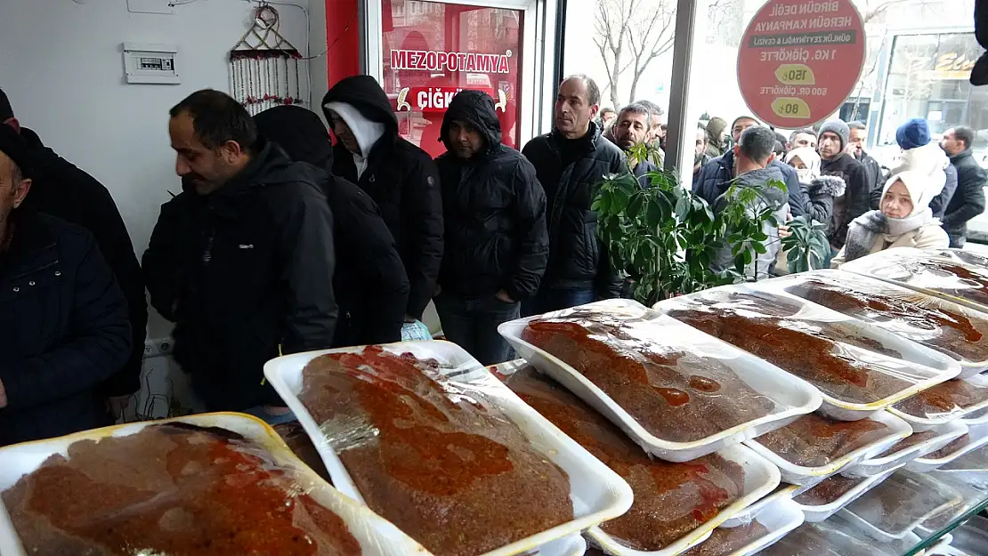 Van'da iftar sofralarında çiğ köfte kuyruğu