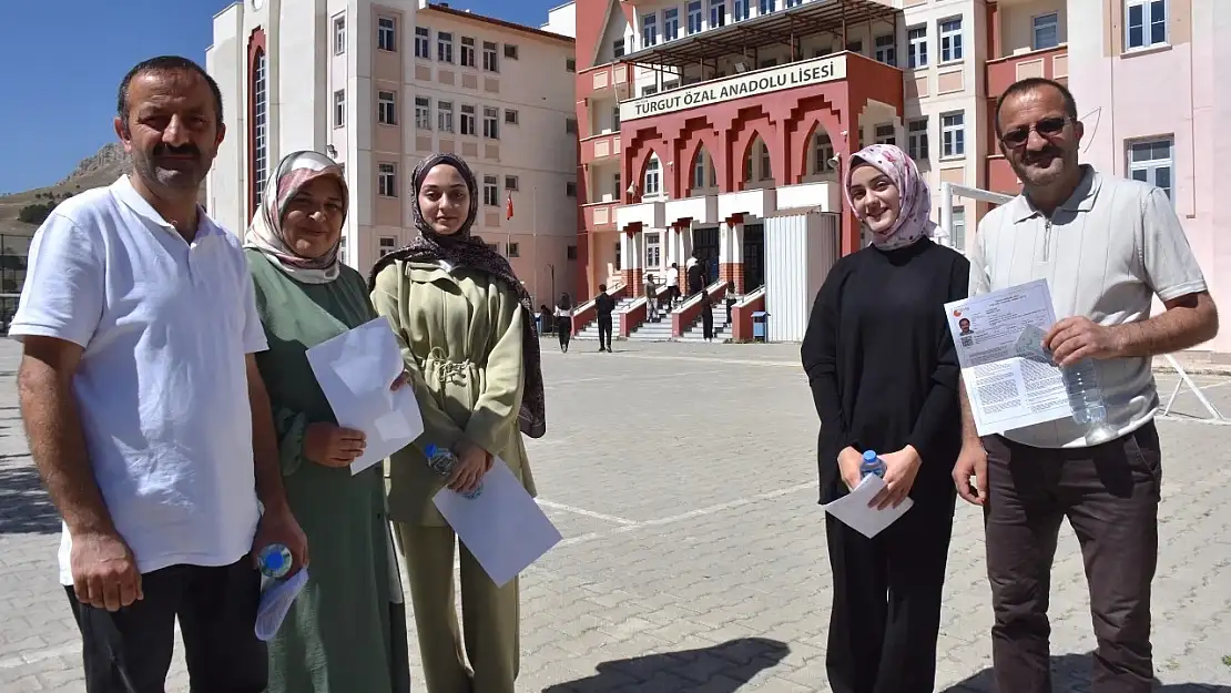 Van'da ikiz babalar, kızlarıyla birlikte sınava girip örnek oldular