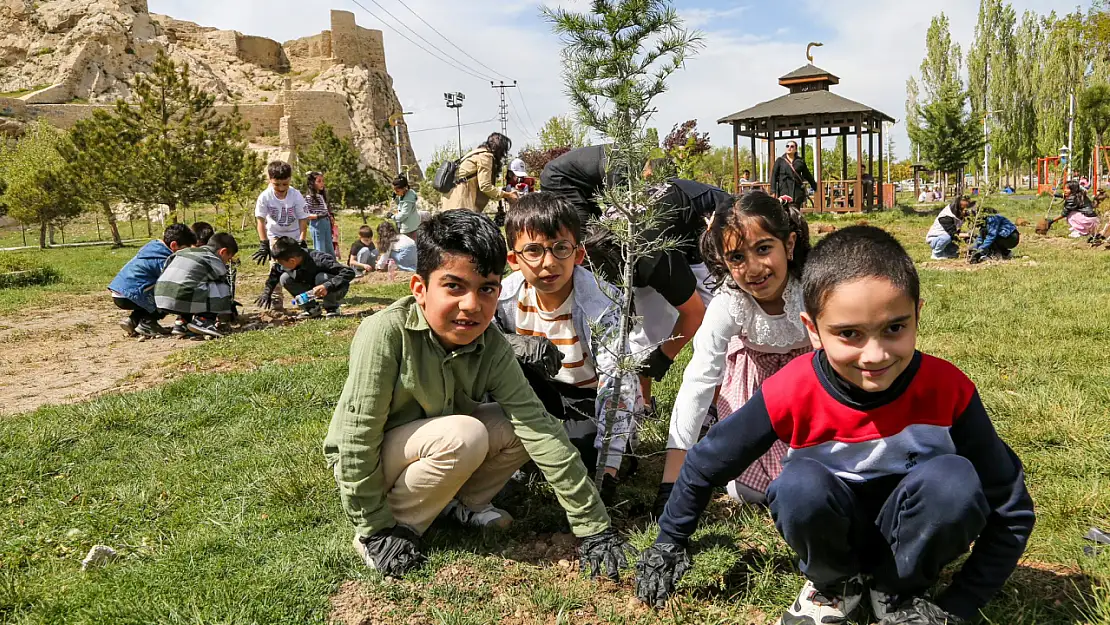 Van'da İlkokul Öğrencileri İklim Değişikliğine Karşı Fidan Dikti