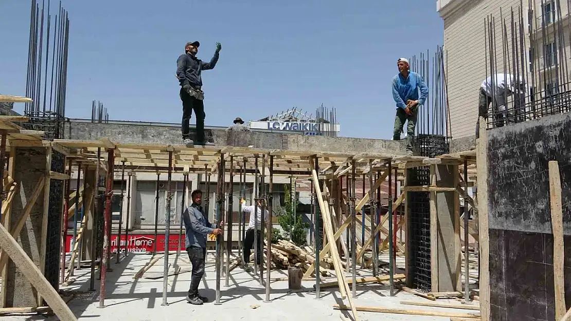Van'da İnşaat İşçileri, Aşırı Sıcaklara Karşı Zorlu Mücadele Veriyor