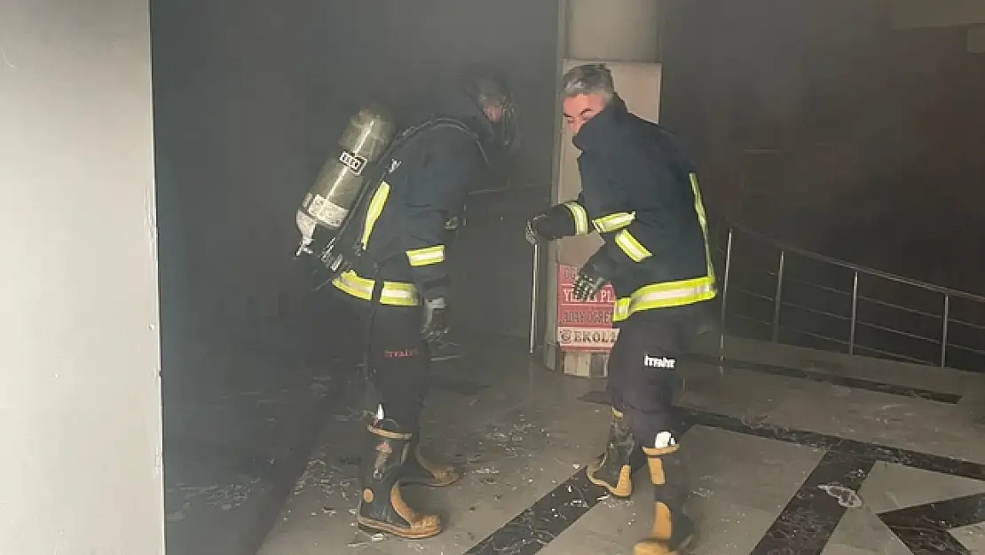 Van'da İş Merkezinde Meydana Gelen Yangında 4 Dükkan Hasar Gördü