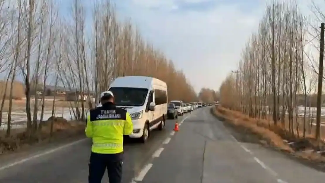 Van'da jandarma ekiplerinden geniş çaplı trafik kontrolü