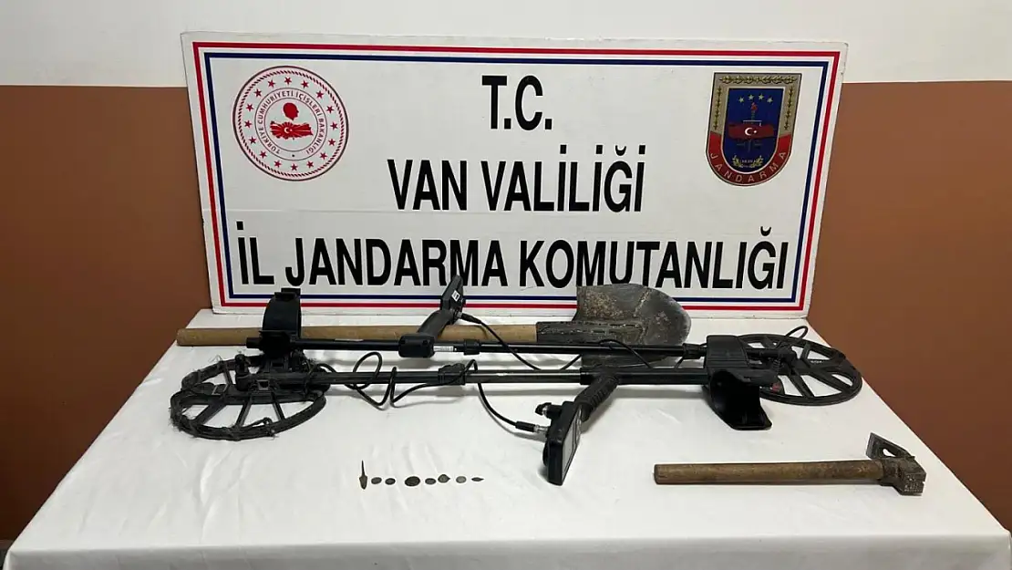 Van'da jandarma operasyonunda tarihi eser kaçakçıları yakalandı, çok sayıda materyal ele geçirildi