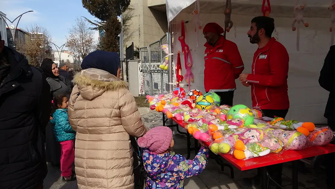 Van'da kan bağışına oyuncak hediyesi