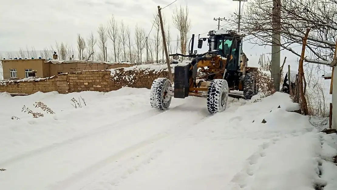 Van'da kapanan yollar tek tek açılıyor