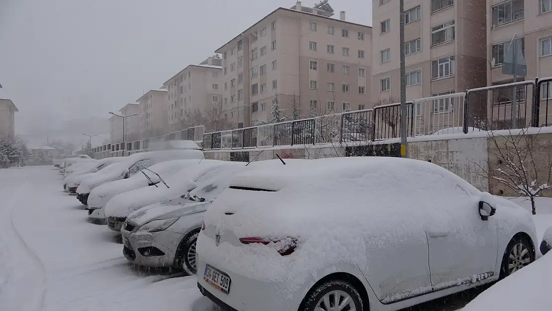 Van'da kar esareti: Ulaşım aksadı, eğitime ara verildi