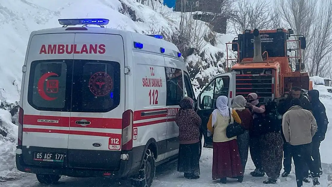 Van'da kardan kapanan yolda mahsur kalan hasta kurtarıldı