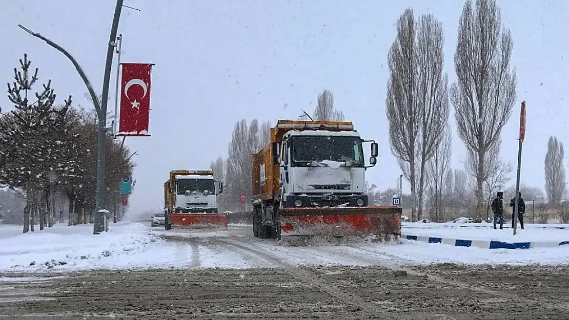 Van'da karla kapanan 560 yerleşim yerinden 528'inin yolu açıldı