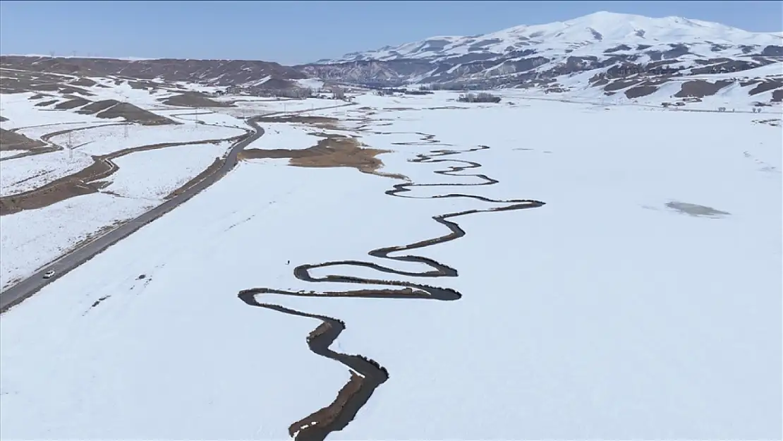 Van'da karla kaplı arazilerde mendereslerin görüntüsü büyülüyor