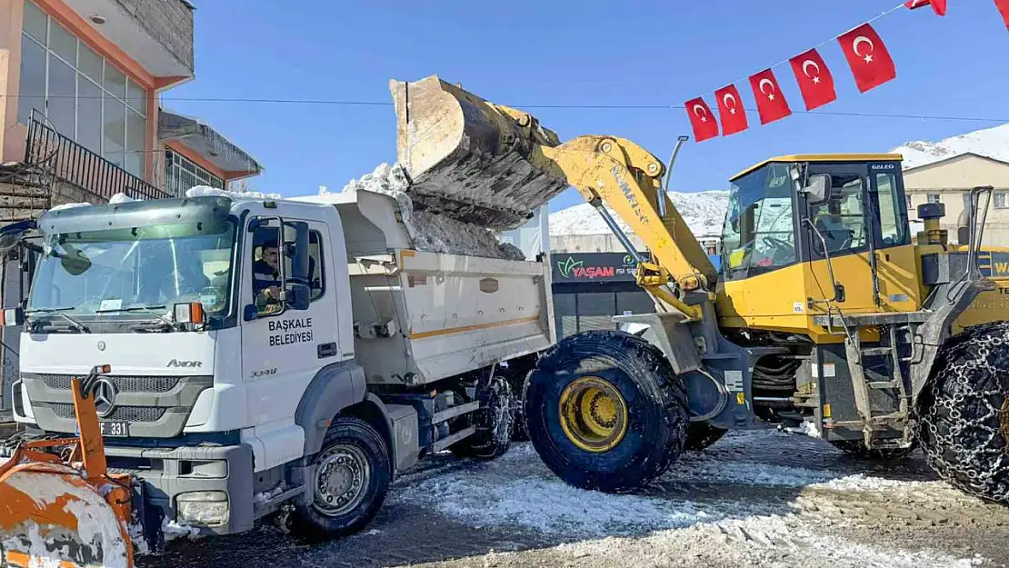 Van'da karlar kamyonlarla taşındı