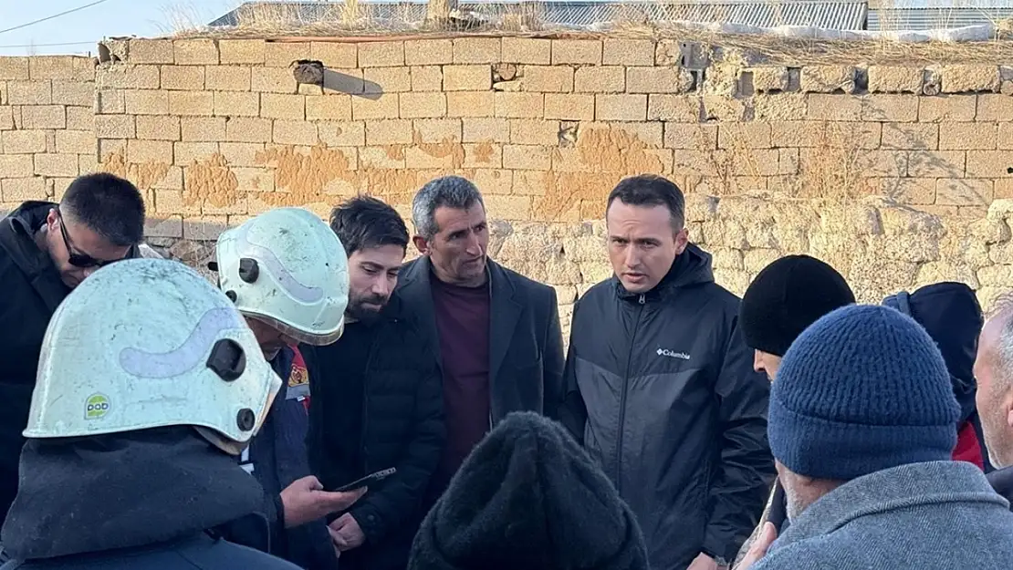 Van'da Kaymakam Bakan, yangında evi hasar gören aileyi ziyaret etti